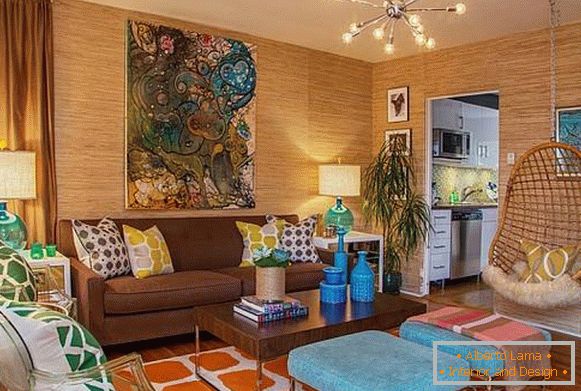 Sala de estar en colores neutros y elementos retro