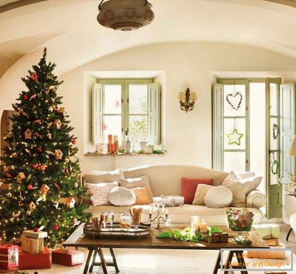 Árbol de Navidad con decoración casera