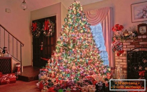 Gran hermoso árbol de Navidad
