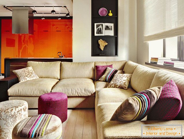 Diseño de la sala de estar en el estilo de la fusión