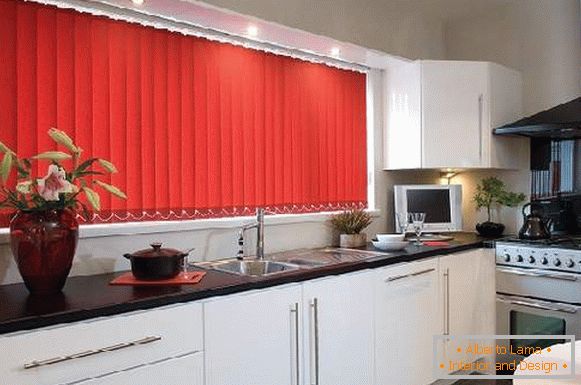persianas en ventanas de tela vertical en la cocina, foto 15