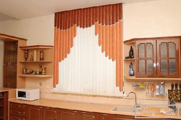 persianas en la tela vertical de Windows en la cocina, foto 16