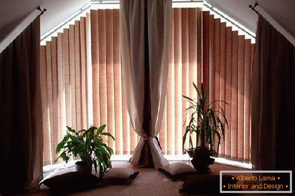 foto vertical de la persiana en la ventana de una forma no estándar, foto 6