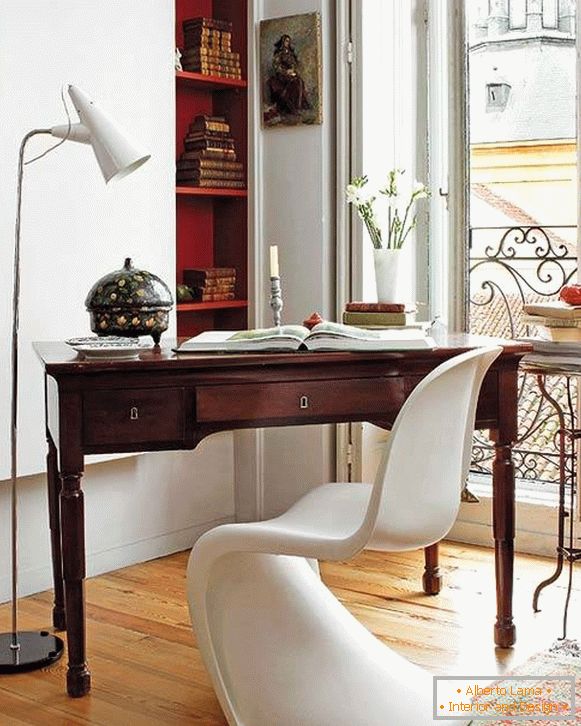Elegante combinación de muebles clásicos y modernos