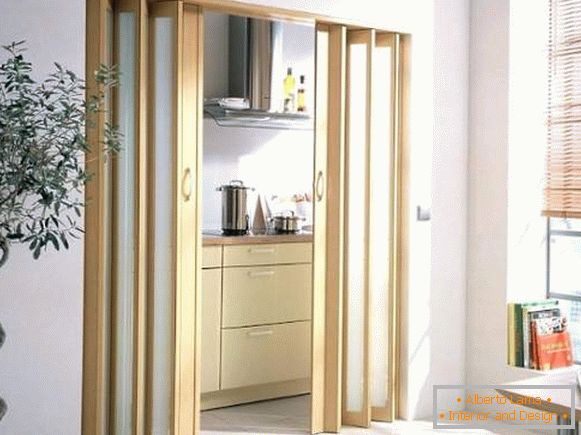 Puertas de cocina acordeón de madera con vidrio