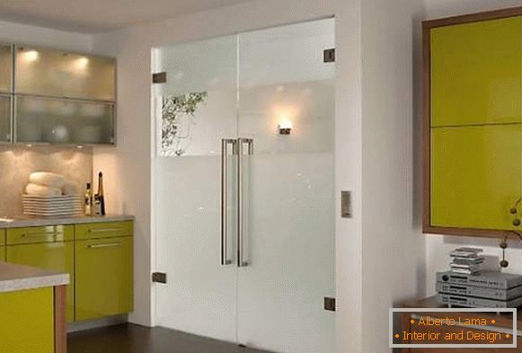 Puertas de cocina de dos alas con vidrio - foto en el interior