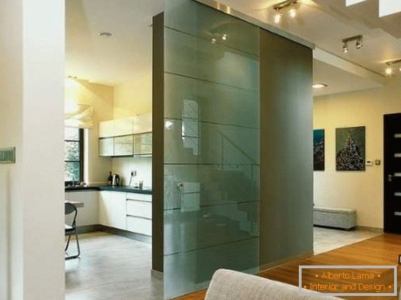Puerta de vidrio a la cocina en un interior moderno