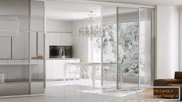 Puertas de vidrio del compartimento a la cocina - foto de la partición en la casa privada
