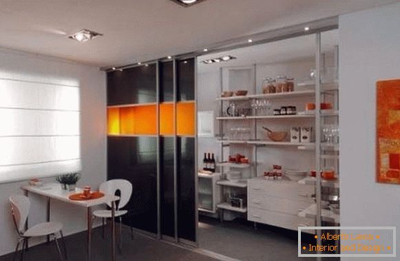 Compartimiento de la puerta de partición en la cocina en el diseño del apartamento