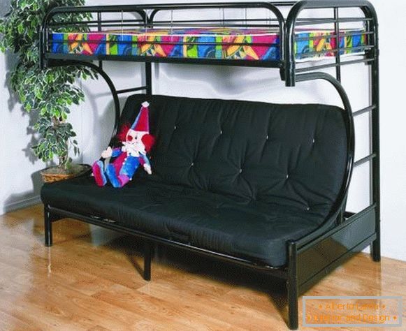 Cama alta negra con sofá en el interior
