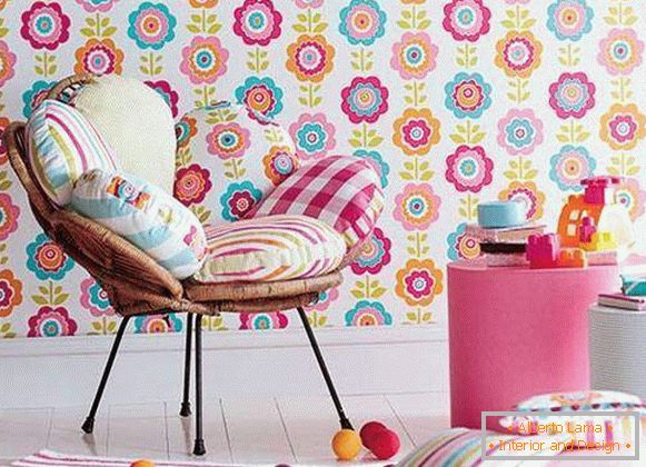Papel tapiz floral brillante en una guardería para niñas - foto