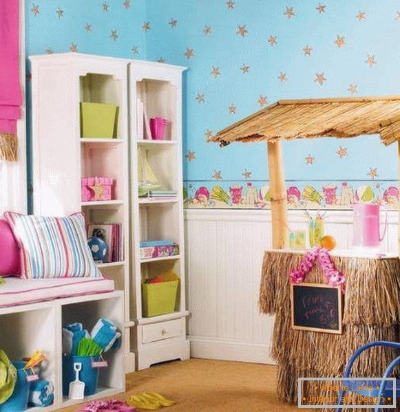 Papeles pintados de color rosa y azul y paneles en las paredes de la habitación de los niños