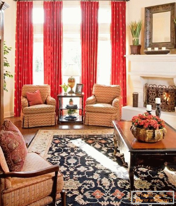 Diseño de sala de estar con cortinas rojas