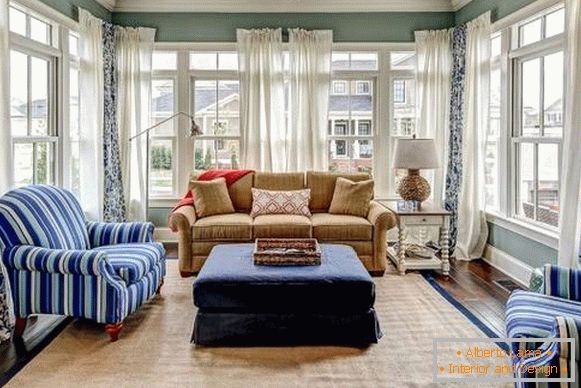 Diferentes patrones y colores de cortinas en la sala de estar