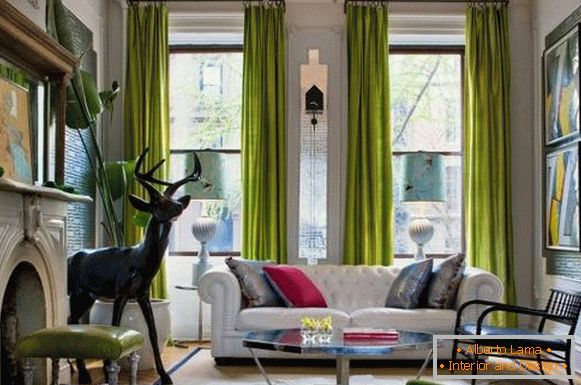 Cortinas verdes brillantes en el diseño de la sala de estar