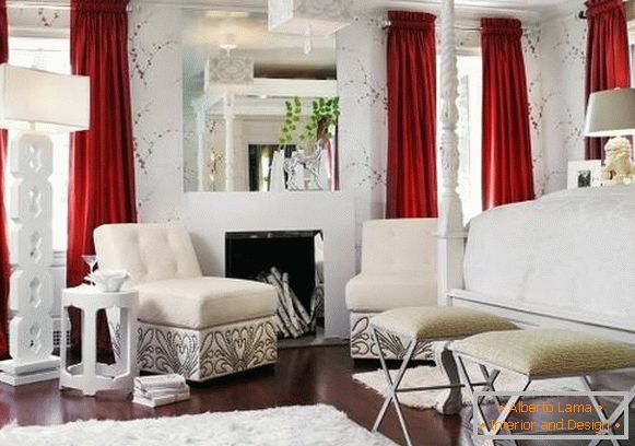 Sala de estar blanca con cortinas rojas