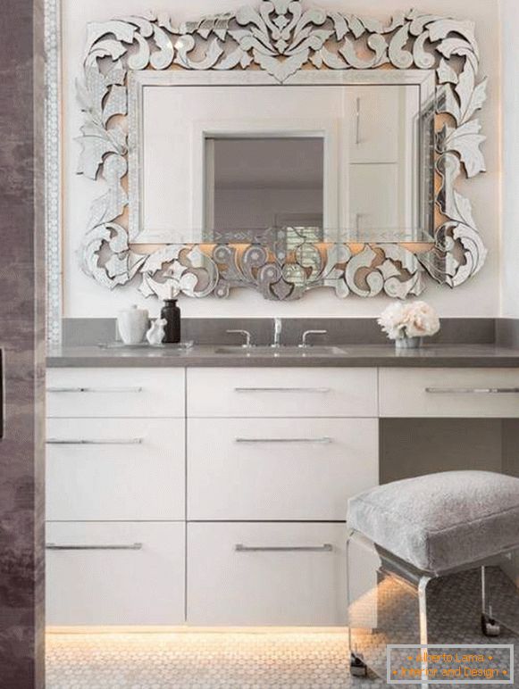 Espejo decorativo en el diseño de la foto del baño