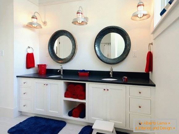 Espejos redondos brillantes en el baño photo