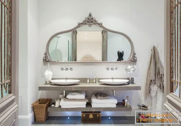 Elegante espejo grande con estantes en el baño