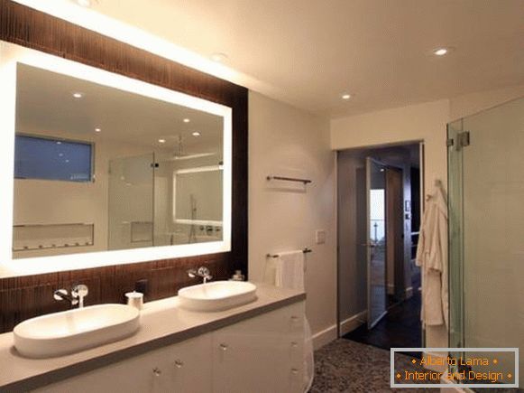 Espejo rectangular con iluminación en el baño