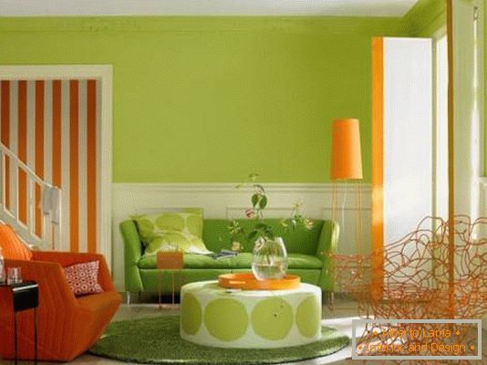 Diseño de sala de estar en colores brillantes