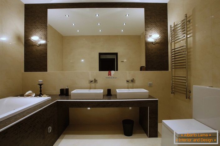 El baño, de estilo minimalista, está decorado en tonos beige claro y marrón. 