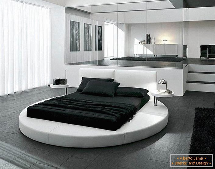 El diseño de la habitación en el estilo del minimalismo se enfatiza con muebles seleccionados adecuadamente. Un detalle interesante del interior es una cama redonda.