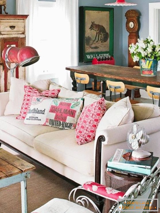 Hermosa sala de estar con elementos vintage