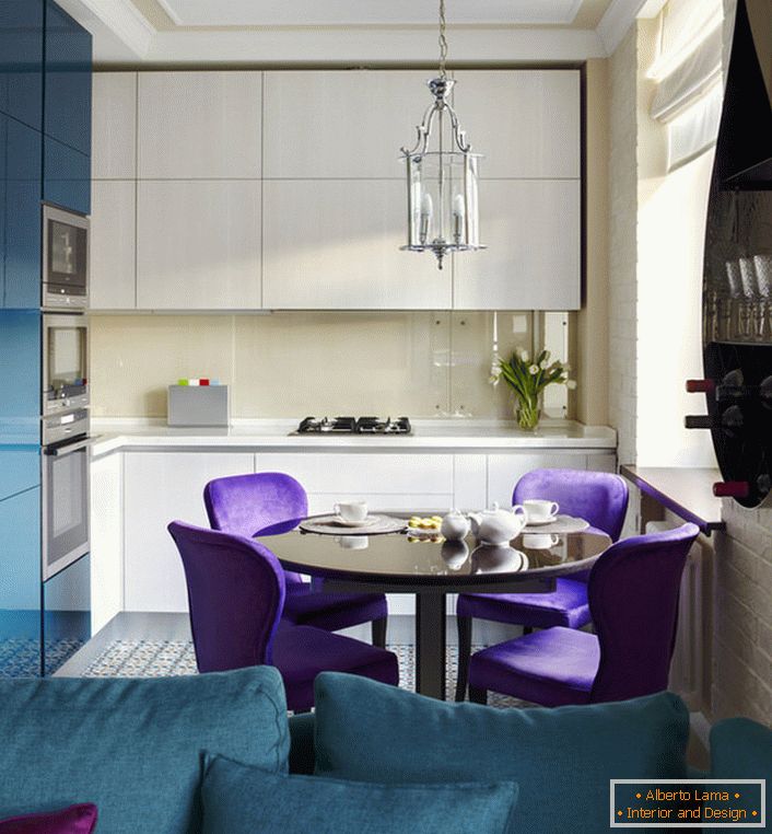 El estilo ecléctico es ideal para una cocina pequeña. La turquesa oscura se combina favorablemente con el blanco neutro, lo que visualmente hace que la habitación sea más grande.