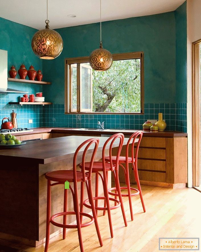 La decoración de la pared de color turquesa en la cocina hace que la habitación sea más espaciosa. Muebles lacónicos y modestos se integran perfectamente en el interior general con el estilo del eclecticismo.