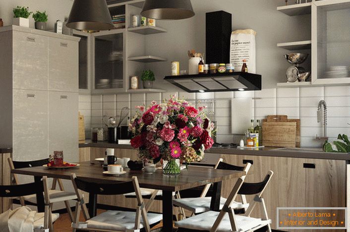 El espacio de la cocina está decorado en estilo ecléctico. La simplicidad y la modestia del conjunto de muebles se complementan con composiciones de flores.
