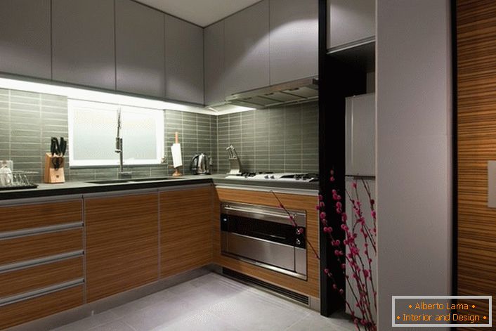 Una característica distintiva del estilo son los colores de interior gris claro, las líneas de muebles estrictas y los electrodomésticos modernos.