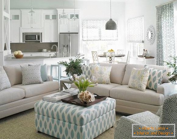 Interior azul blanco de la sala de estar y cocina en una casa privada