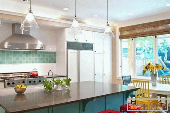 Brillante combinación de tonos en el interior de la cocina azul