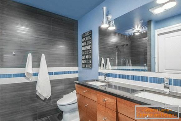 Azul brillante en el interior del baño 2016