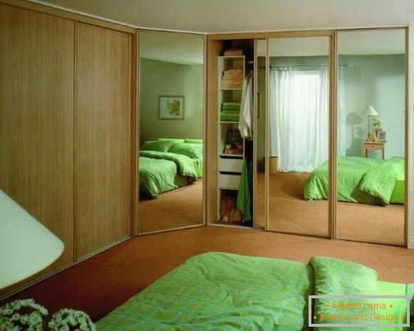 Armario empotrado en esquina en el dormitorio con puertas de espejo