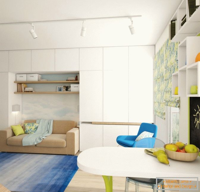 Interior de un pequeño apartamento con acentos brillantes