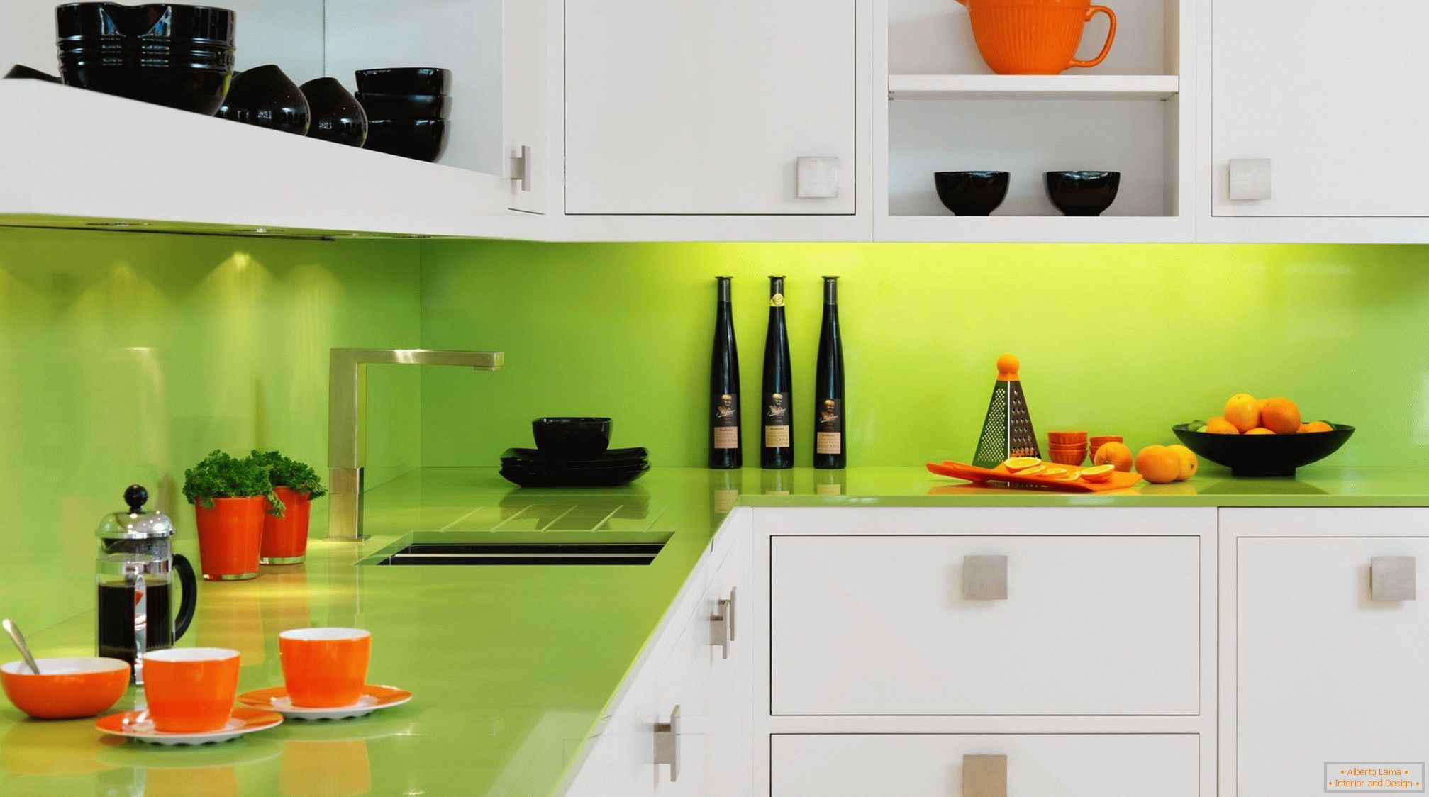 Platos naranja y negro en una cocina de color blanco y verde