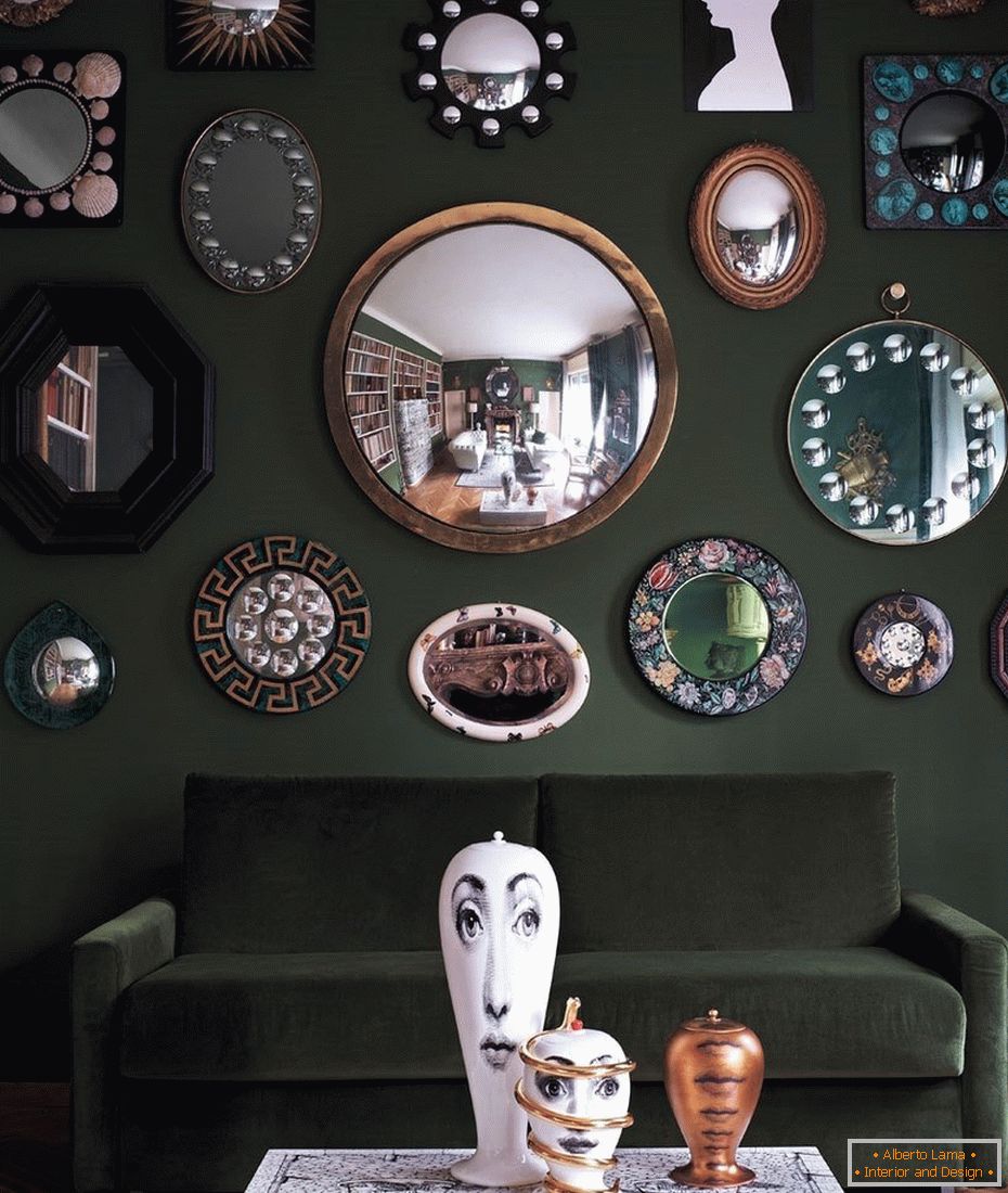 Espejos de diferentes formas sobre el sofá