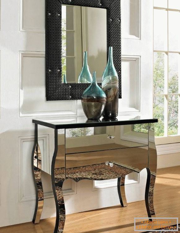 La combinación de muebles de espejo y decoración en negro