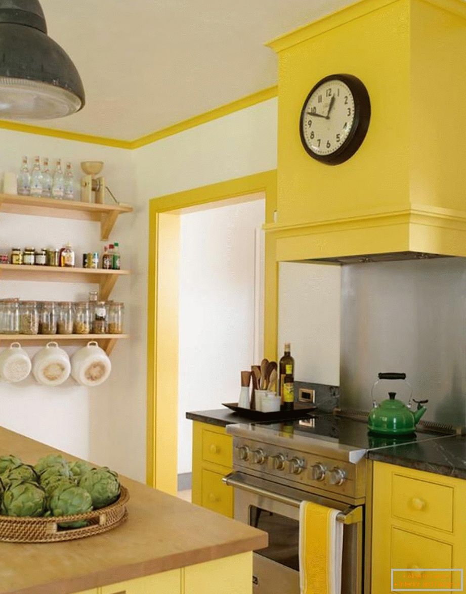 La combinación de colores blanco, gris y amarillo en la cocina
