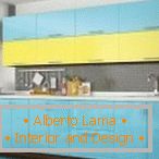 Muebles de cocina con una fachada amarillo-azul