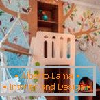 Habitación para niños con una hamaca y un árbol en la pared