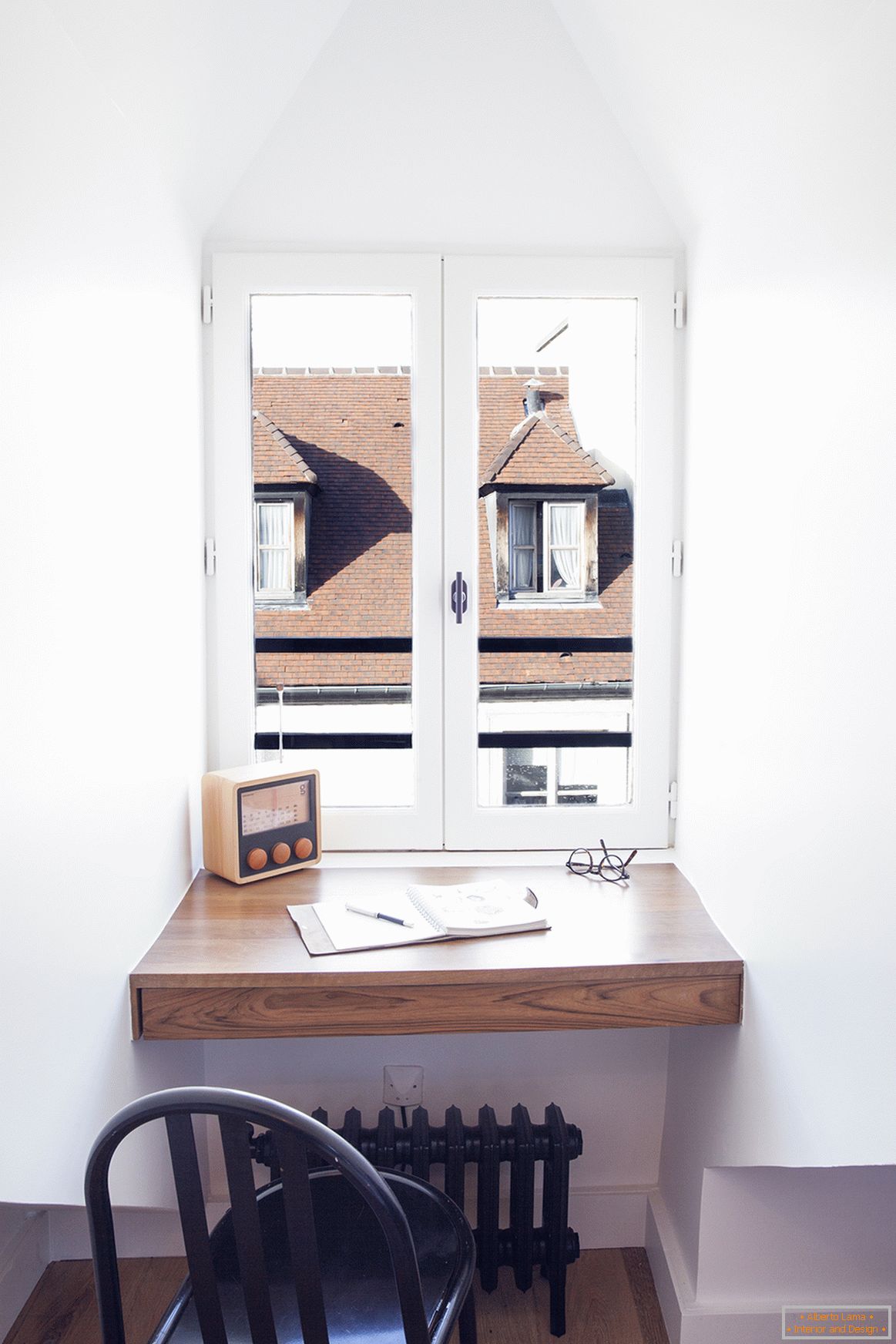 Escritorio en el alféizar de la ventana