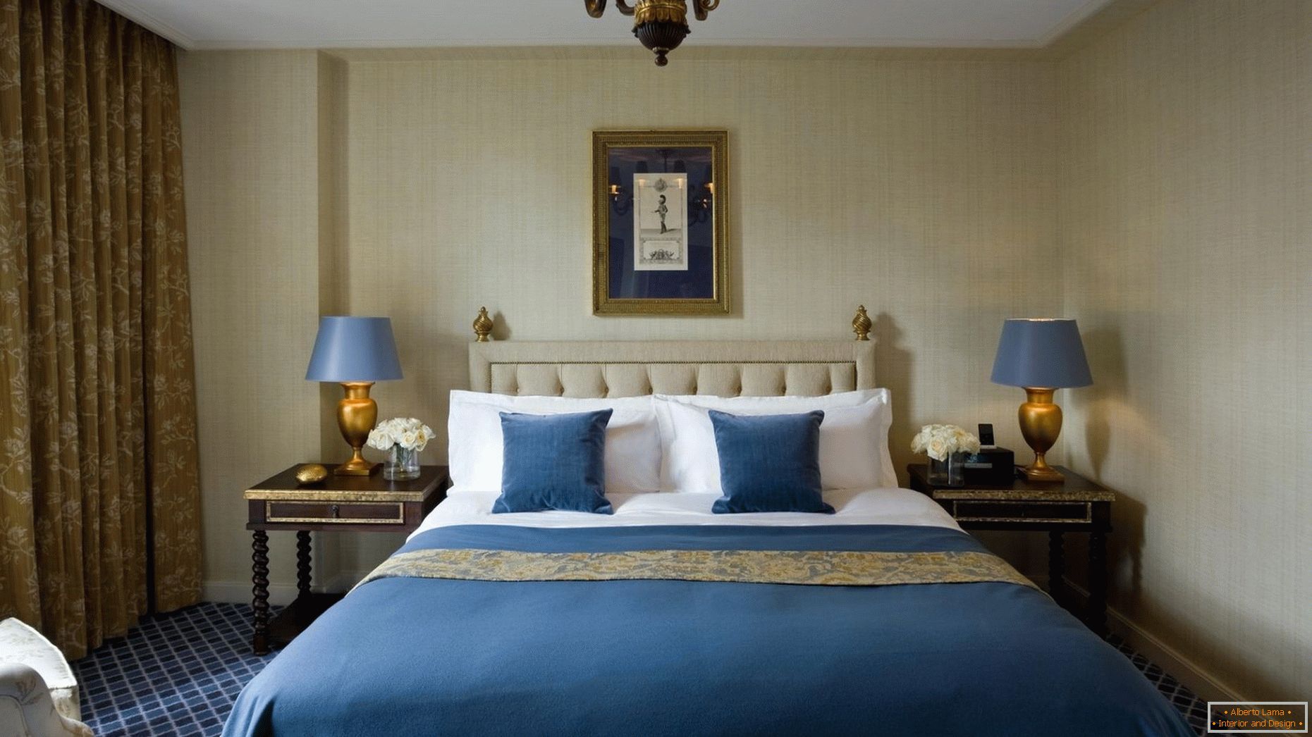 Tonos azules y dorados en el interior del dormitorio