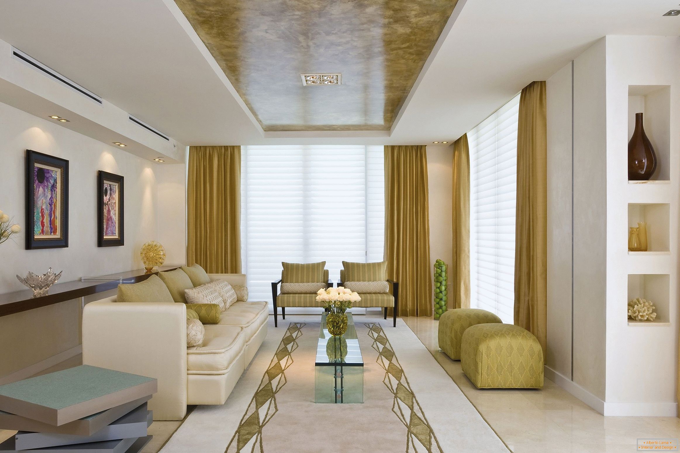La combinación de oro y blanco en el interior de la sala de estar